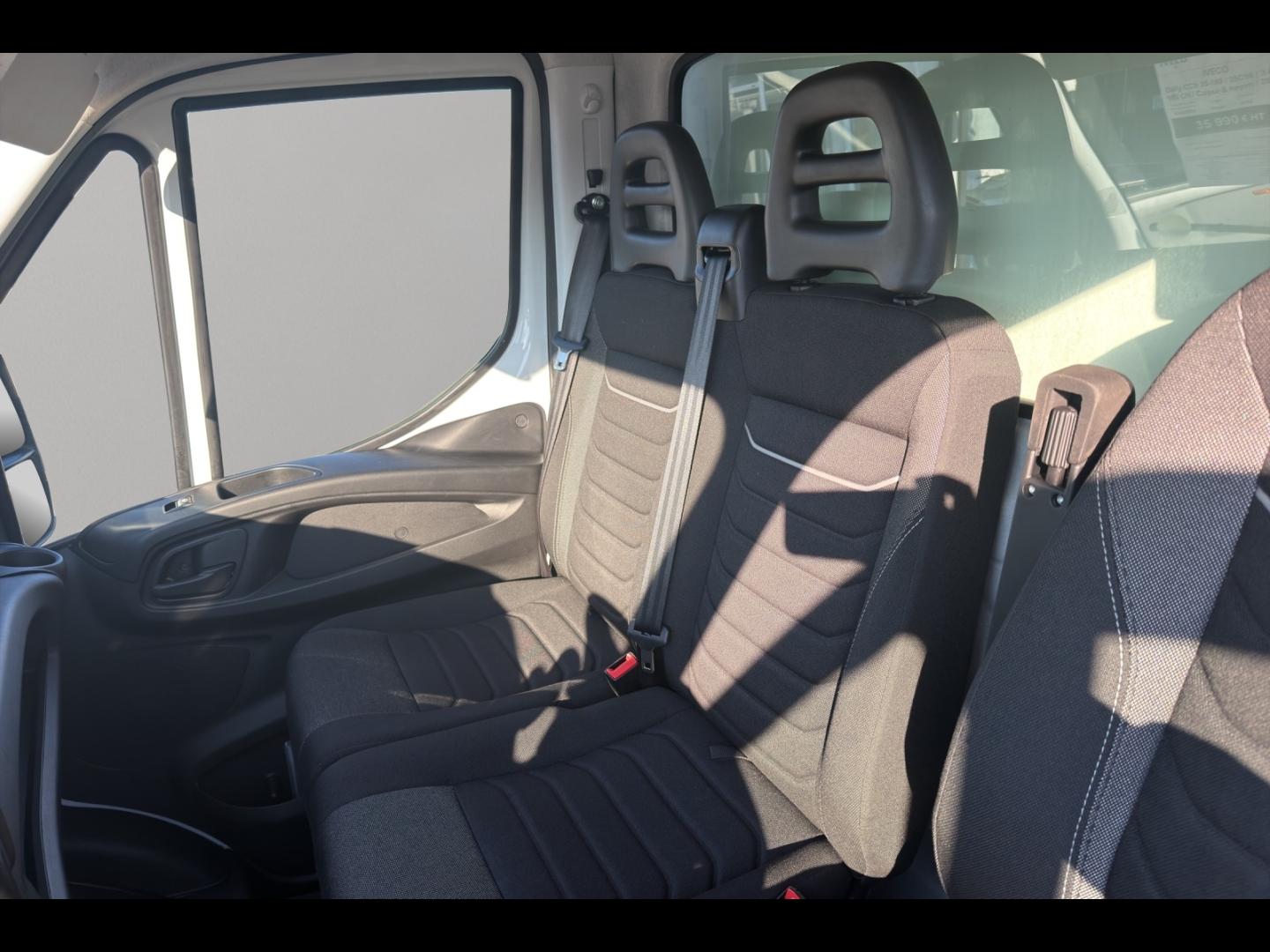 Image IVECO Daily CCb 35-160 / 35C16 / 3.0L 160 CH / Caisse & hayon / 2024 /