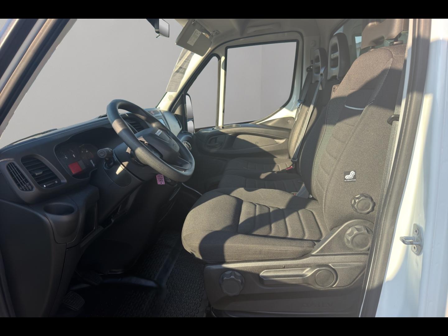 Image IVECO Daily CCb 35-160 / 35C16 / 3.0L 160 CH / Caisse & hayon / 2024 /