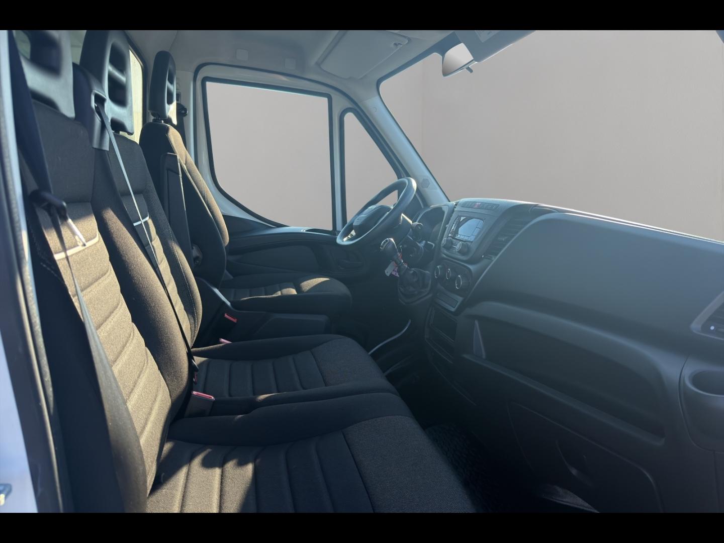 Image IVECO Daily CCb 35-160 / 35C16 / 3.0L 160 CH / Caisse & hayon / 2024 /