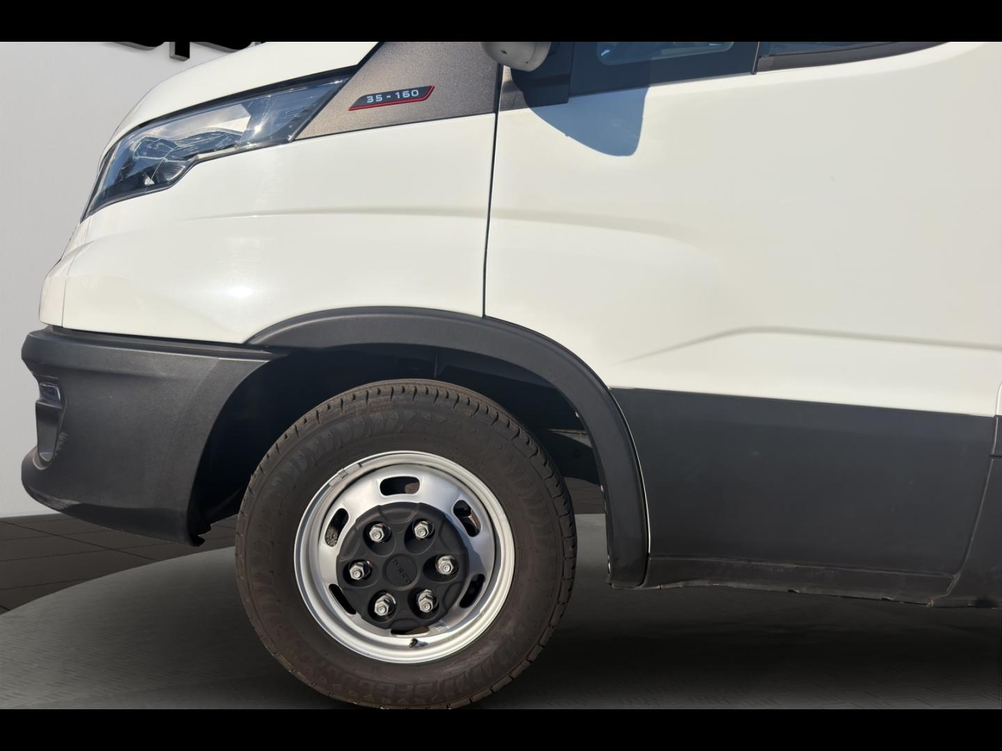 Image IVECO Daily CCb 35-160 / 35C16 / 3.0L 160 CH / Caisse & hayon / 2024 /
