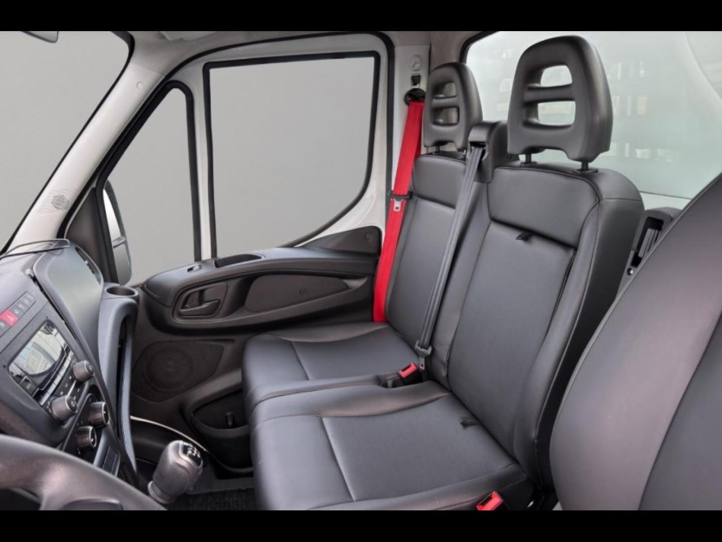 Image IVECO Daily CCb 35-160H / 3.0 160CH / BENNE & COFFRE / 35C16 / 2024 /