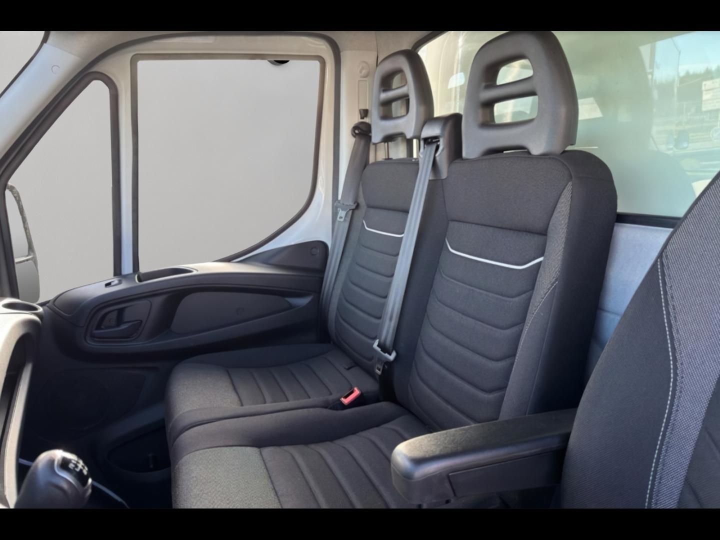 Image IVECO Daily CCb 35-160H / 3.0 160CH / CAISSE & HAYON / 35C16 / 2024 /