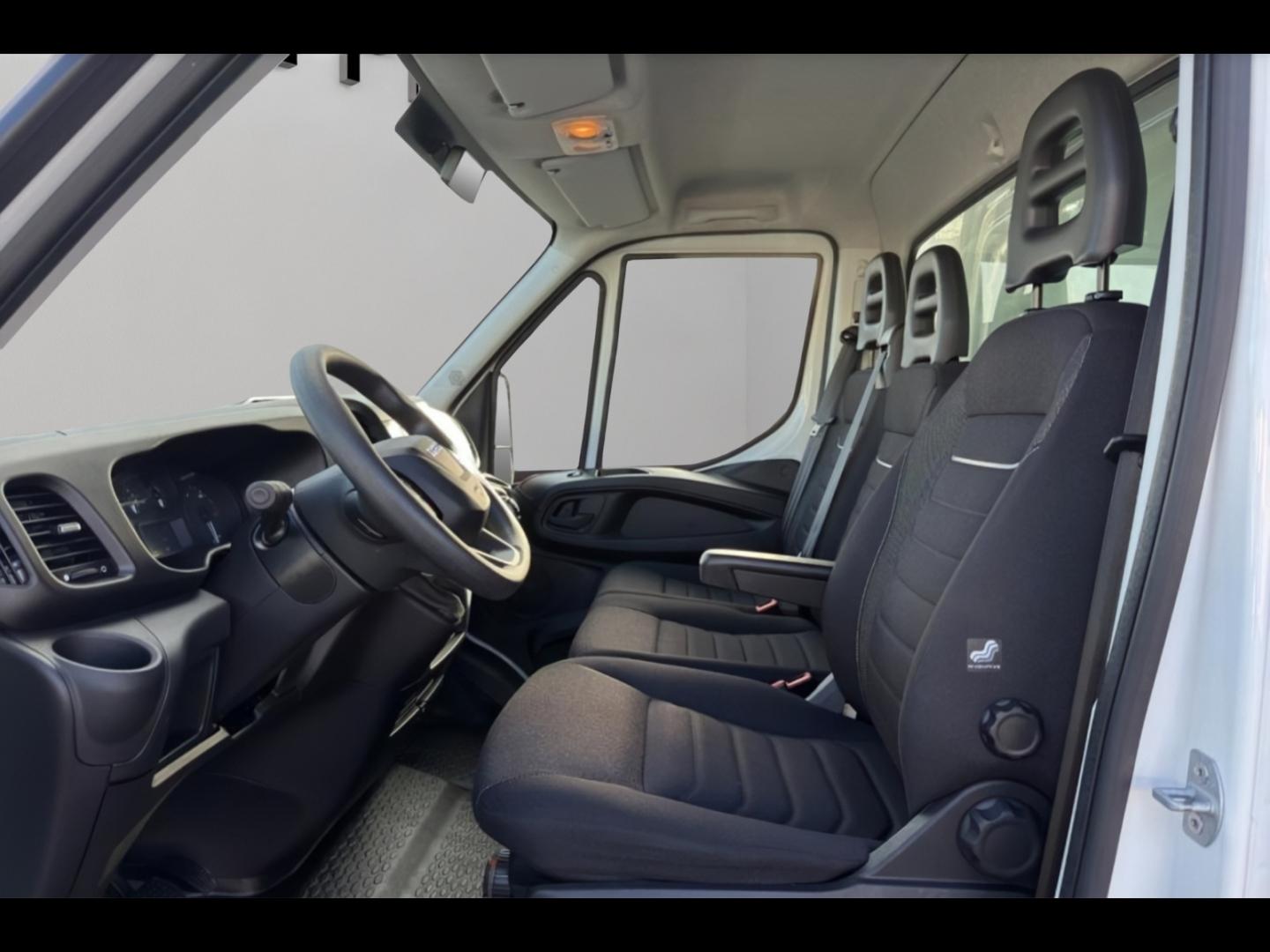 Image IVECO Daily CCb 35-160H / 3.0 160CH / CAISSE & HAYON / 35C16 / 2024 /