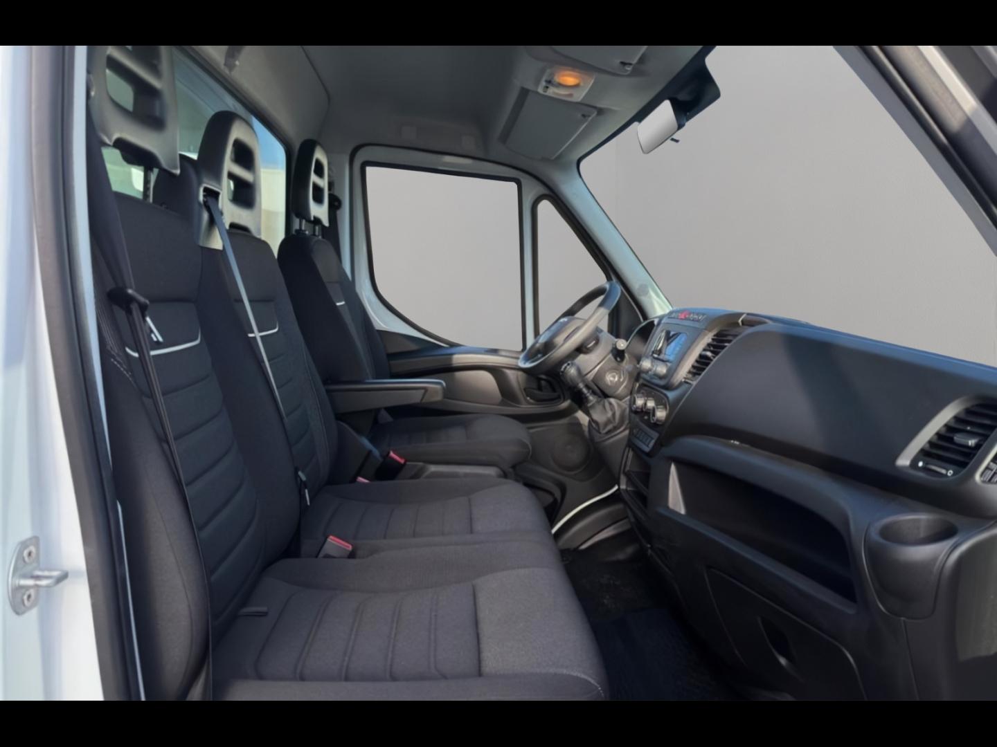 Image IVECO Daily CCb 35-160H / 3.0 160CH / CAISSE & HAYON / 35C16 / 2024 /