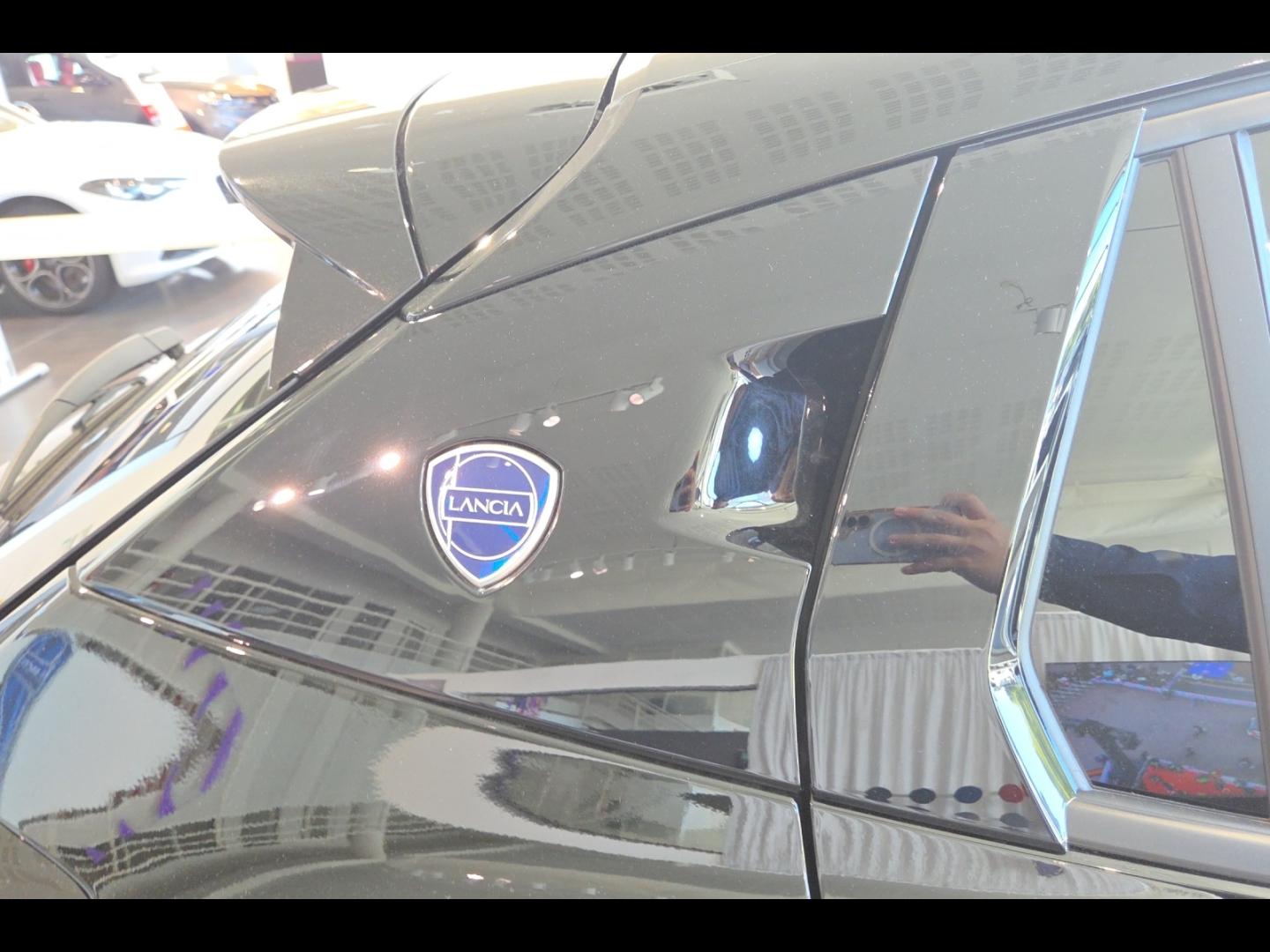 Image LANCIA Ypsilon 1.2 Ibrida 110ch HF Line eDCT6