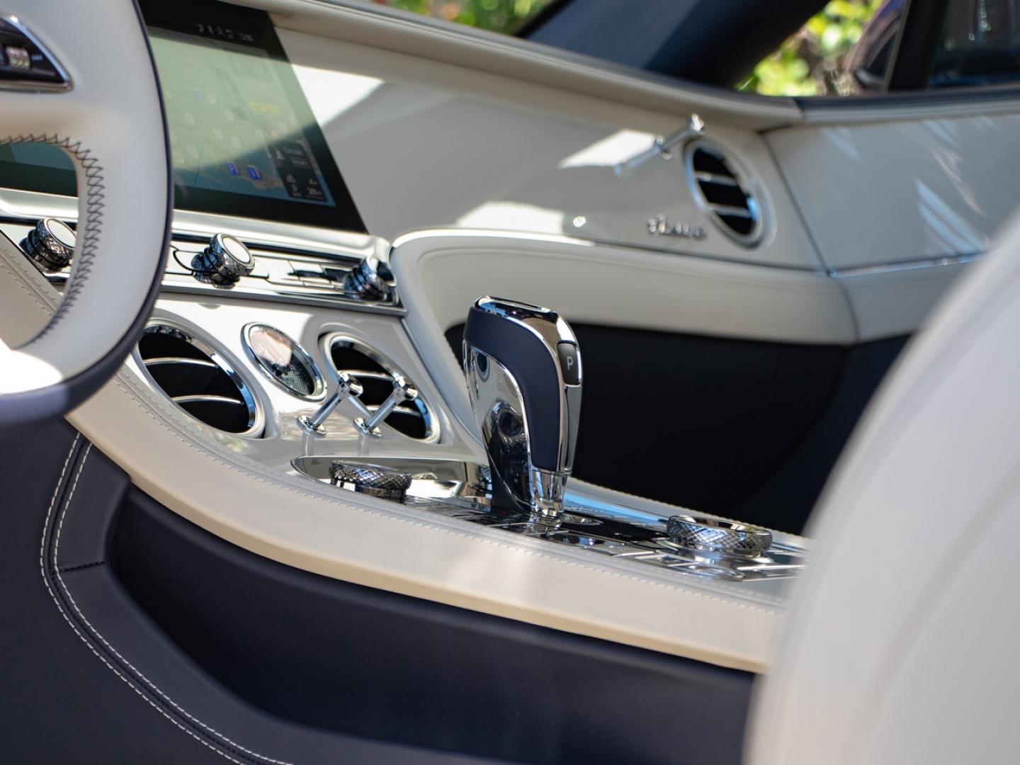 Image BENTLEY CONTINENTAL GTC Azure V8 4.0 Hybrid 680ch