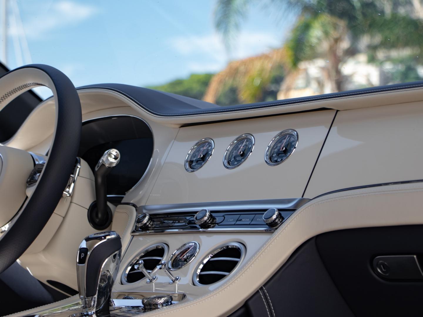 Image BENTLEY CONTINENTAL GTC Azure V8 4.0 Hybrid 680ch