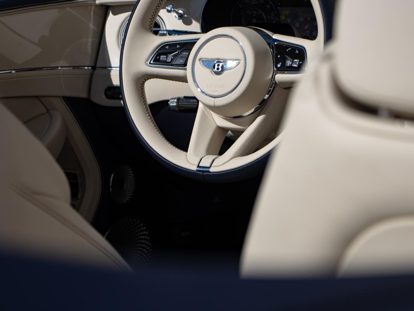 Image BENTLEY CONTINENTAL GTC Azure V8 4.0 Hybrid 680ch