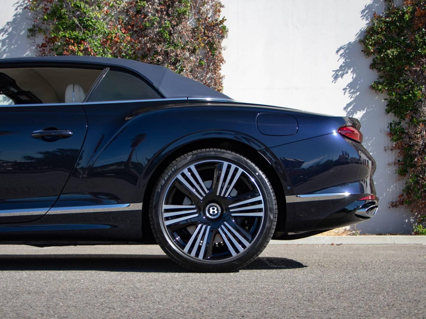 Image BENTLEY CONTINENTAL GTC Azure V8 4.0 Hybrid 680ch
