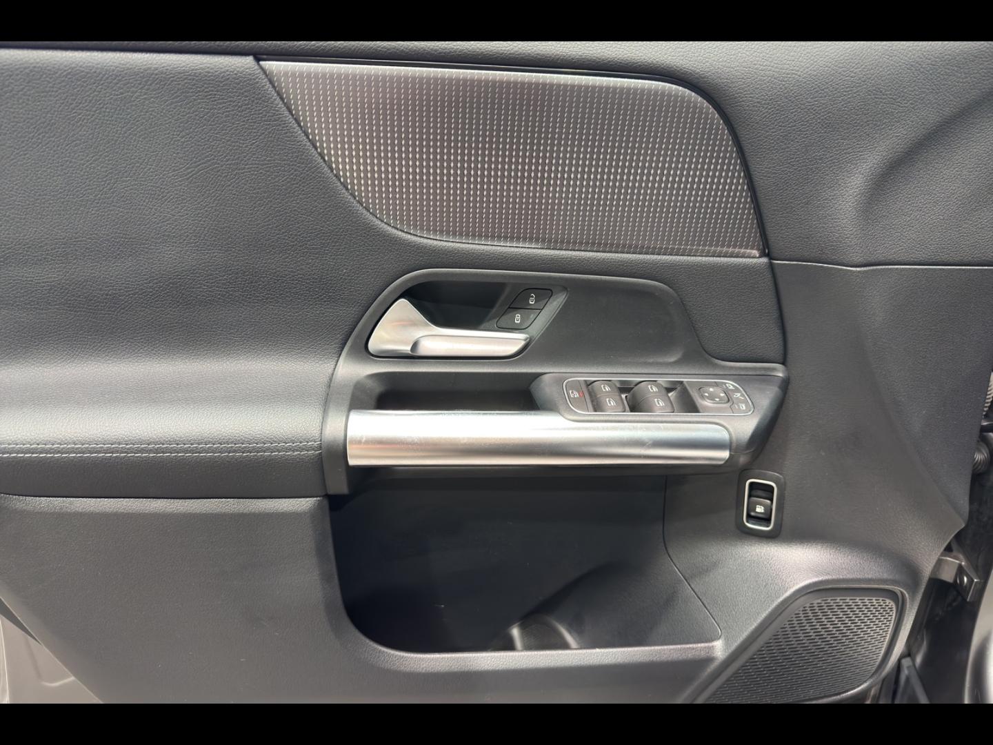 Image MERCEDES-BENZ GLA 250 e 160+102ch Business Line 8G-DCT
