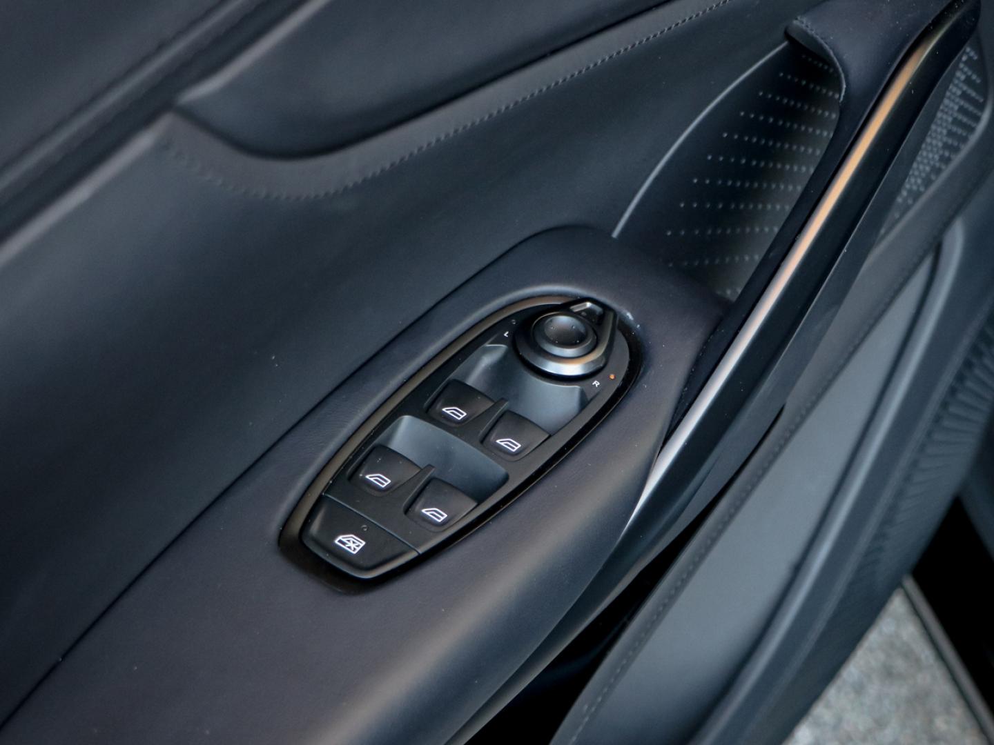 Image ASTON MARTIN DBX 4.0 V8 biturbo 707ch BVA9