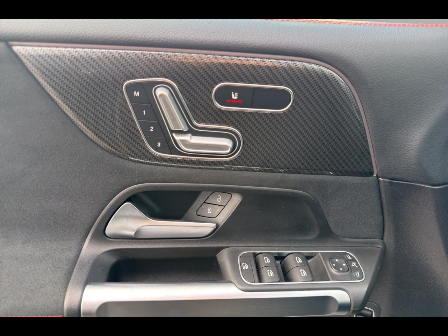 Image MERCEDES-BENZ GLB 220d 190ch AMG Line 4Matic 8G DCT