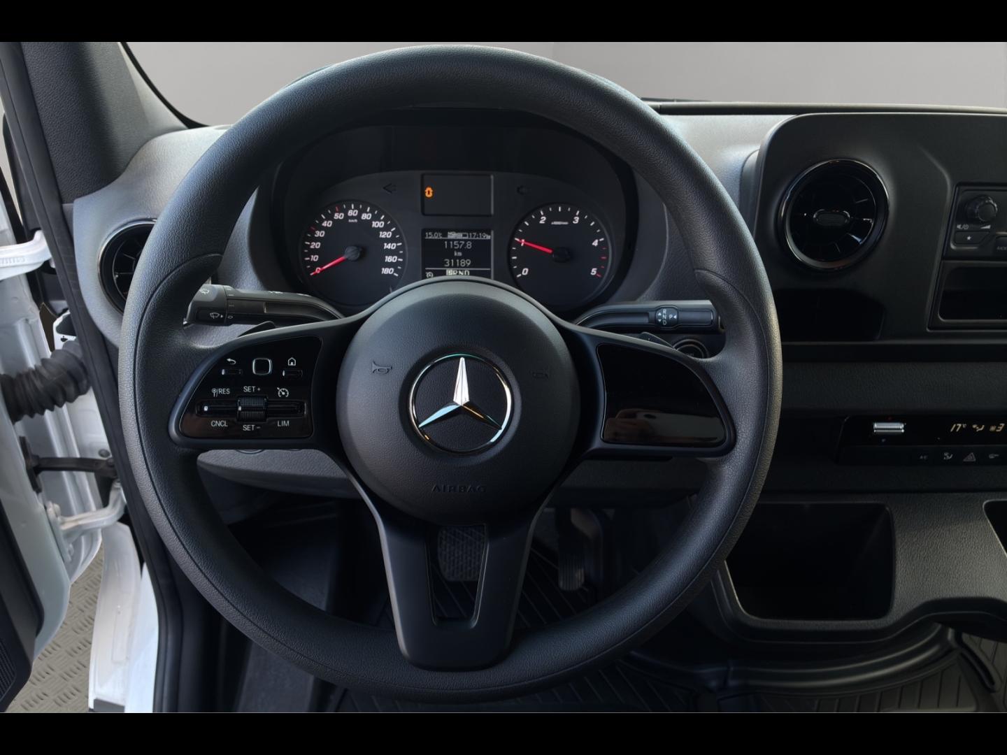 Image MERCEDES-BENZ Sprinter CCb 519 CDI 43 5T Propulsion 9G-Tronic Caisse + hayon