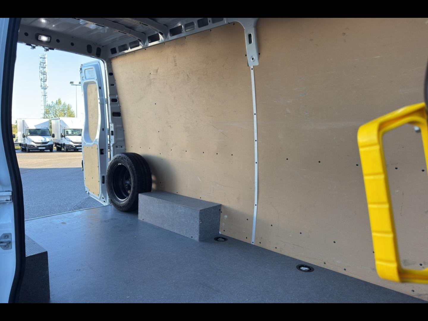 Image IVECO Daily 35S Fg 35S14H / Fourgon 12m3 / 2024