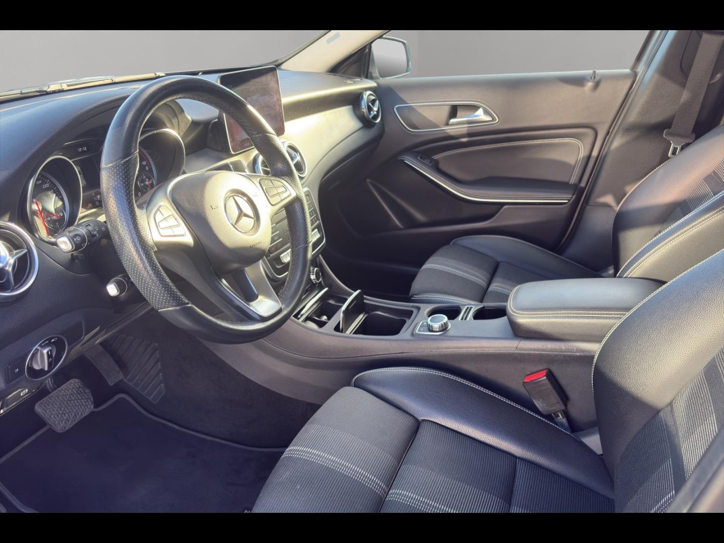 Image MERCEDES-BENZ GLA 220 d 170ch Sensation 7G-DCT Euro6c