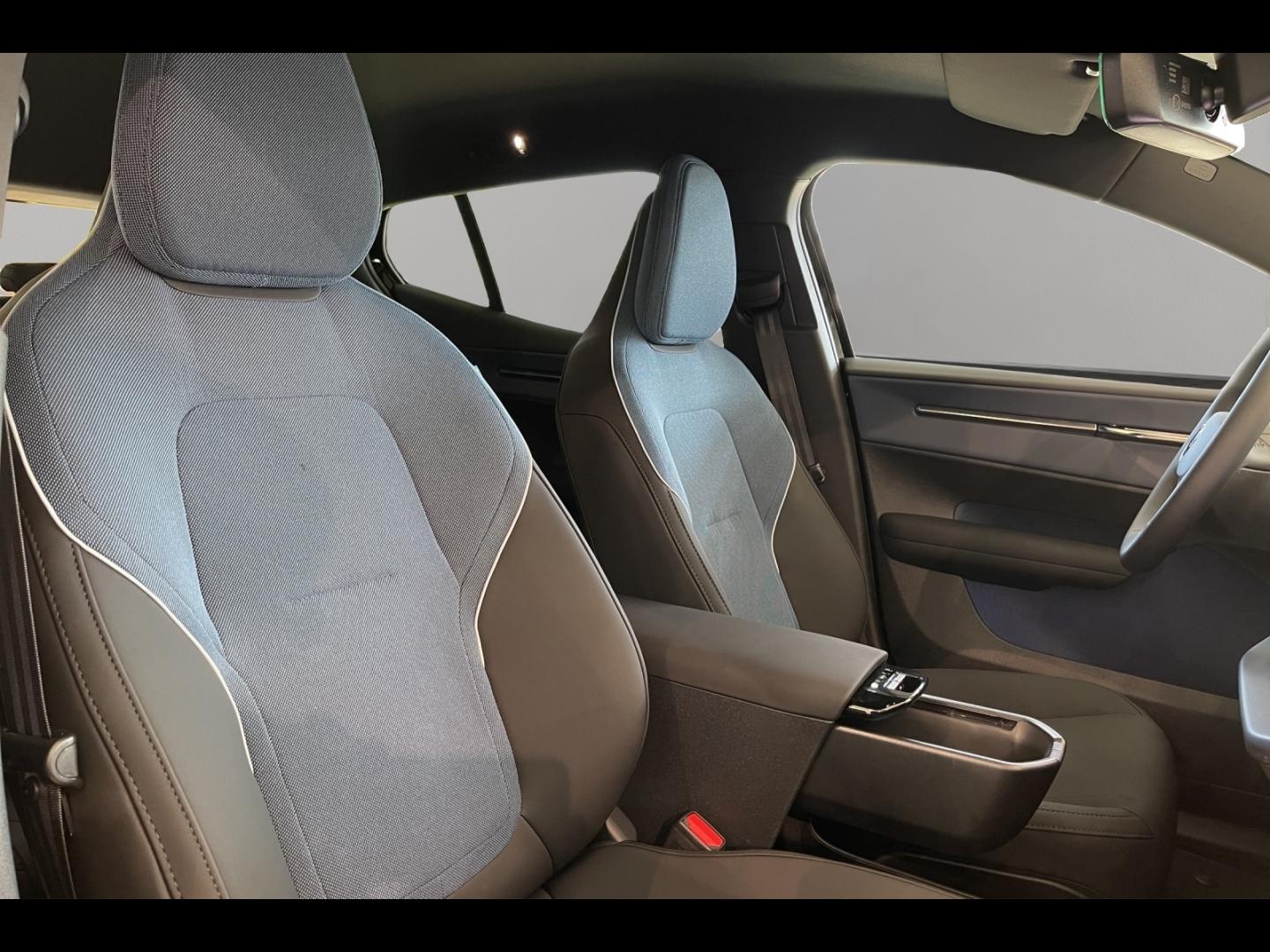 Image VOLVO EX30 P5 Long Range 272ch 69kWh Black Edition